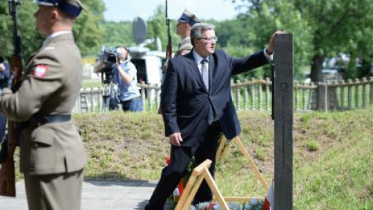 Bronisław Komorowski przy mogile Polaków zamordowanych w Kisielinie. Fot. PAP/J.Turczyk