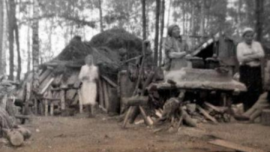 Uchodźcy w bazie samoobrony Przebraże (1943-1944). Źródło: IPN