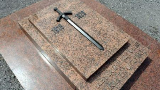 Szczerbiec na płycie głównej na Cmentarzu Orląt Lwowskich. Fot. PAP/D. Delmanowicz