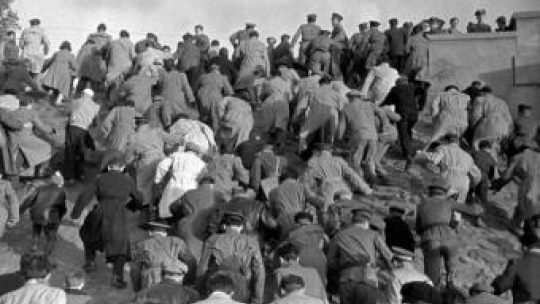 Tadeusz Rolke, Tłum wychodzący ze stadionu, 1957. Źródło: Zachęta