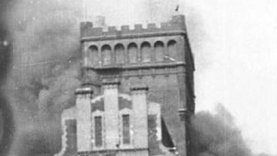 Gmach PAST-y. Zdjęcie z powstania warszawskiego. Fot. Wikipedia/E. Lokajski