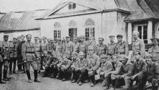 Strzelcy z Komendantem Józefem Piłsudskim w Oleandrach – sierpień 1914 r. Fot. CAW