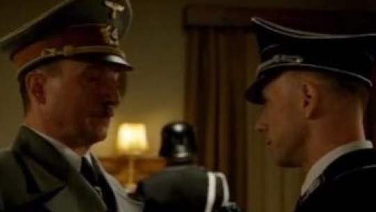 Kadr z filmu "AmbaSSada". Robert Więckiewicz w roli Adolfa Hitlera (L) i Adam Darski jako Joachim von Ribbentrop (P). 