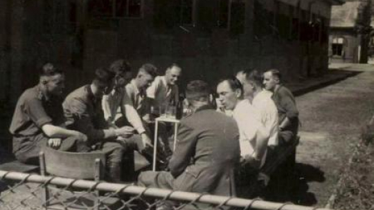 Załoga SS z obozu Auschwitz-Birkenau. Żródło: U.S. Holocaust Memorial Museum. 1944 r. Fot. PAP/EPA 