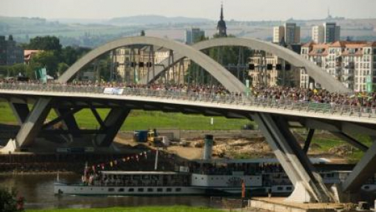 Drezno - kontrowersyjny most na Łabie. Fot. PAP/EPA