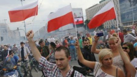 Warszawiacy minutą ciszy oddają hołd uczestnikom powstania warszawskiego. Fot. PAP/P. Supernak 