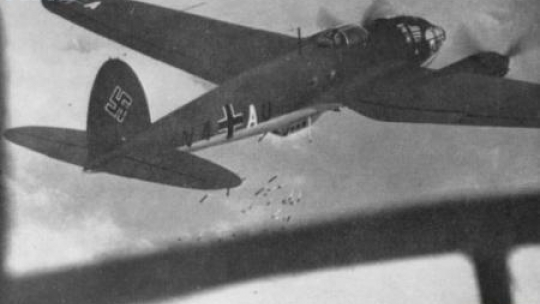Heinkel He 111 zrzuca bomby zapalające na Warszawę. Wrzesień 1939. Fot. NAC