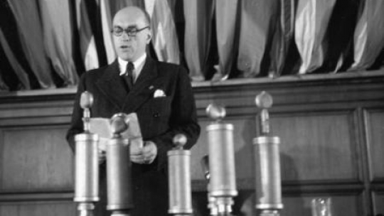 Jarosław Iwaszkiewicz przemawia na Światowym Kongresie Intelektualistów w Obronie Pokoju. Fot. PAP/CAF