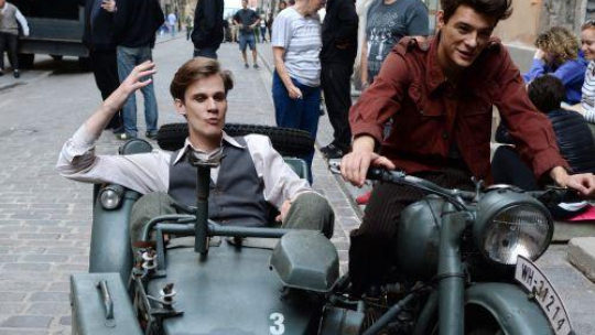 Tomasz Ziętek (P) jako Rudy i Marcel Sabat (L) jako Zośka, na planie filmu "Kamienie na szaniec". Fot. PAP/J. Turczyk