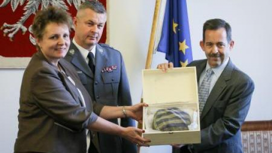 Przekazanie czapki więźnia skradzionej z Państwowego Muzeum na Majdanku. Fot. PAP/P. Supernak