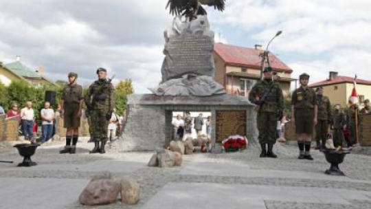 UroOdsłonięcie pomnika w Augustowie poświęconego żołnierzom Polski Podziemnej poległym na Kresach. Fot. PAP/A. Reszko 