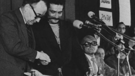 Mieczysław Jagielski i Lech Wałęsa po podpisaniu porozumienia. Gdańsk, 31.08.1980. Fot. PAP/CAF/Z. Trybek