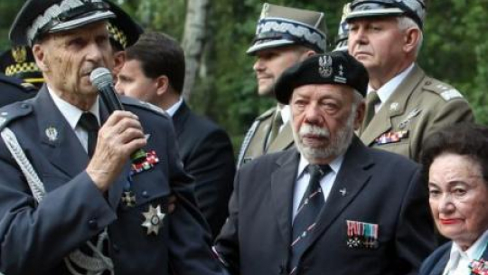 Gen. Zbigniew Ścibor-Rylski (L) pod pomnikiem Gloria Victis na Cmentarzu Wojskowym na Powązkach. Fot. PAP/R. Pietruszka