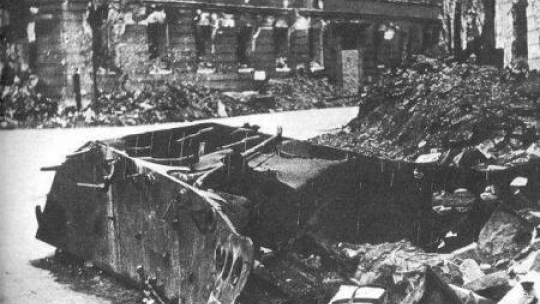 Wrak pojazdu-miny na ulicy Kilińskiego, 13 sierpnia 1944. Fot. Wikimedia Commons