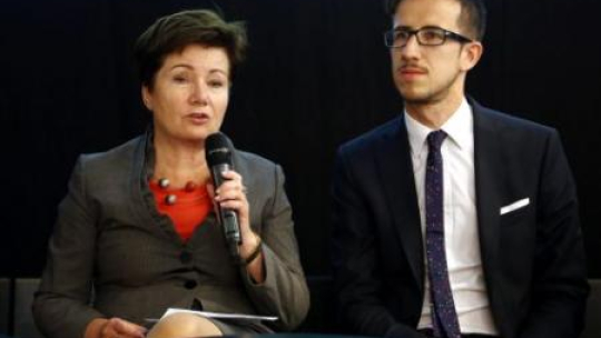 Prezydent Warszawy Hanna Gronkiewicz-Waltz, Grzegorz Piątek z wydziału estetyki architektury Warszawy. Fot PAP/T. G