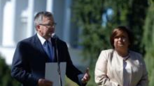 Prezydent Bronisław Komorowski oraz jego małżonka Anna Komorowska  w Ogrodzie Saskim w Warszawie. Fot. PAP/J. Turczyk