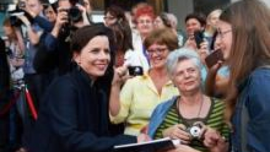 Agata Kulesza wchodzi na galę otwierającą 38. Festiwal Polskich Filmów Fabularnych w Gdyni. Fot. PAP/A. Warżawa