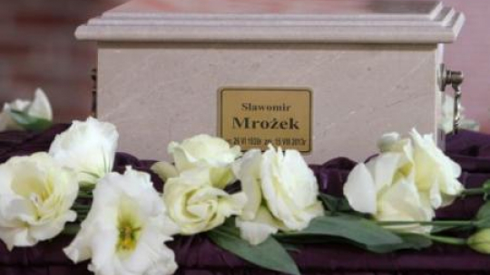 Urna z prochami Sławomira Mrożka. Fot. PAP/J. Bednarczyk