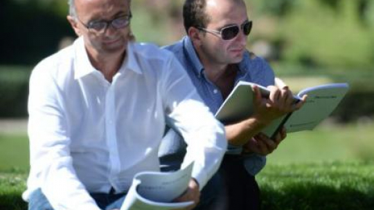 Felietonista, satyryk Micha Ogórek (L) i twórca kabaretowy Robert Górski czytają Fredrę. Fot. PAP/J. Turczyk