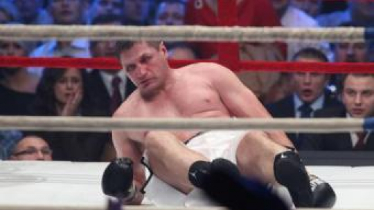 Andrzej Gołota na deskach. Fot. PAP/G.Michałowski