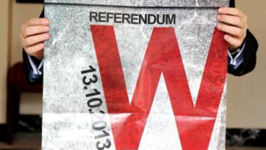 Plakat PiS promujący referendum w sprawie odwołania prezydent Warszawy Hanny Gronkiewicz-Waltz. Fot. PAP/T. Gzell