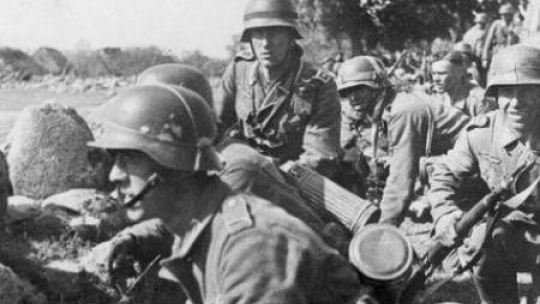 Piechota niemiecka na froncie wschodnim przygotowana do natarcia. 06.1941. Fot. NAC