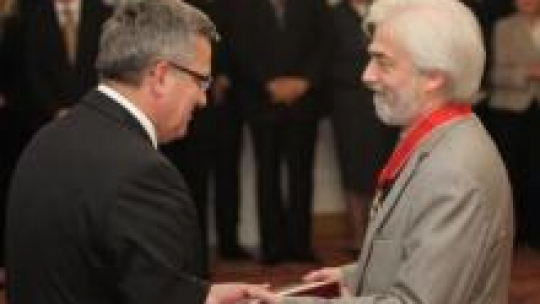 Prezydent Bronisław Komorowski wręcza odznaczenie Krystianowi Zimermanowi. Fot. PAP/R. Pietruszka