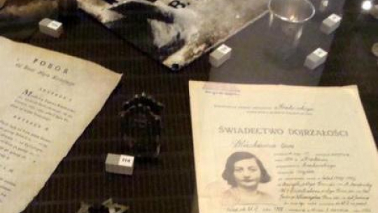 Przedmioty prezentowane na wystawie "Biografie rzeczy". Fot. Monika Kuc 