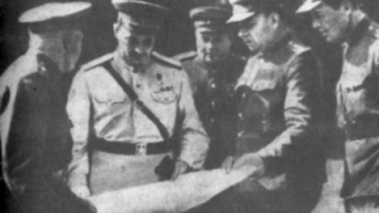 Gen. Iwan Czerniachowski (drugi z lewej) i gen. N. Kryłow (czwarty z lewej). Źródło: IPN