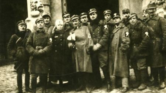 Oddział „straceńców” por. Romana Abrahama przed ratuszem we Lwowie. 22.11.1918 r. Fot. CAW
