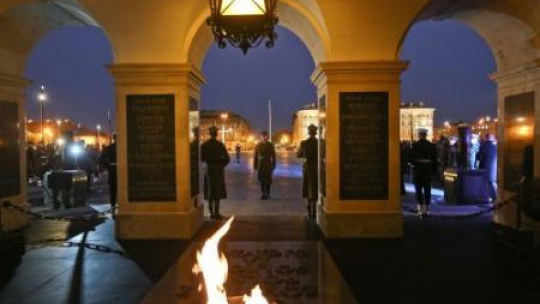 Uroczystości upamiętniające 88. rocznicę odsłonięcia Grobu Nieznanego Żołnierza. Fot. PAP/R. Guz