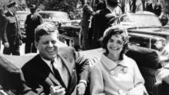 Prezydent USA John Kennedy z żoną Jacqueline. Fot. PAP/CAF