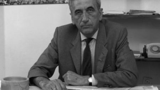 Redaktor naczelny Tygodnika Solidarność Tadeusz Mazowiecki. Warszawa 08.1989. Fot. PAP/J. Bogacz, I. Sobieszczuk