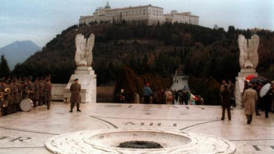 Widok z polskiego cmentarza wojennego na klasztor na Monte Cassino. Fot. PAP/T.Zagoździński