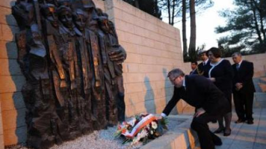 Prezydent składa kwiaty pod pomnikiem Janusza Korczaka w Instytucie Yad Vashem. Fot. PAP/J. Turczyk
