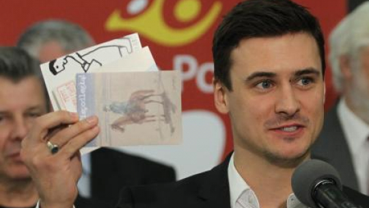 Aktor Mateusz Damięcki z kartką z okazji Narodowego Święta Niepodległości. Fot. PAP/R. Pietruszka