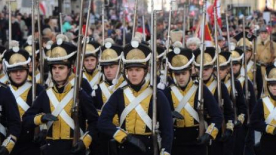 Członkowie grup rekonstrukcji historycznej defilują podczas marszu "Razem dla Niepodległej". Fot. PAP/G. Jakubowski