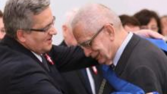 Litewski poeta Tomas Venclova (P) został odznaczony Krzyżem Wielkim Orderu Zasług Rzeczpospolitej. Fot. PAP/L. Szymański