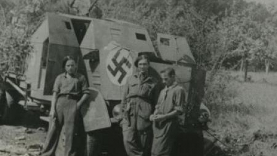 Żołnierze 1. Dywizji Pancernej po bitwie na Maczudze. W środku Zbigniew Mieczkowski. Zbiory Zbigniewa Mieczkowskiego/AHM