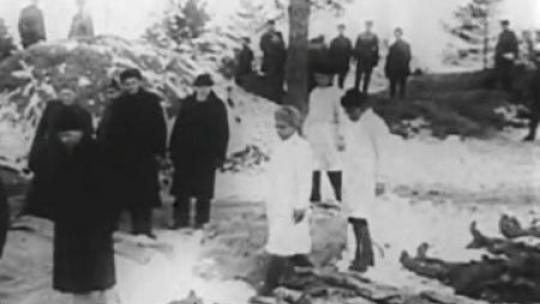 Członkowie komisji Burdenki w Katyniu. Fot U.S National Archives