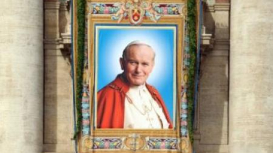 Portret Jana Pawła II na fasadzie bazyliki watykańskiej. Fot. PAP/R. Pietruszka