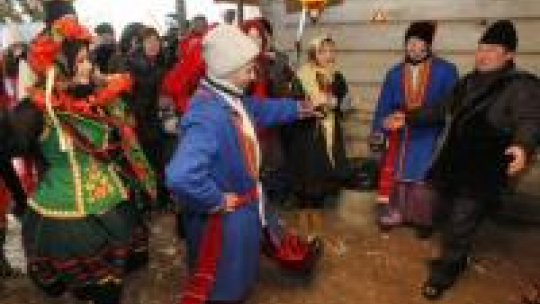 Zabawa z okazji Małanki we wsi Pirogowo koło Kijowa. Fot. PAP/EPA