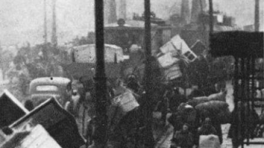 Przesiedlanie ludności żydowskiej z warszawskiej Pragi do getta. Fot. NAC