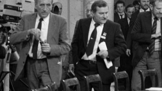 Obrady Okrągłego Stołu. Od lewej: Tadeusz Mazowiecki , Lech Wałęsa , Bronisław Geremek . Fot. PAP/Z. Matuszewski