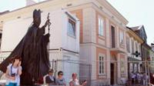 Budynek Muzeum Domu Rodzinnego Jana Pawła II w Wadowicach, w trakcie remontu. 2102 r. Fot. PAP/S.Rozpędzik