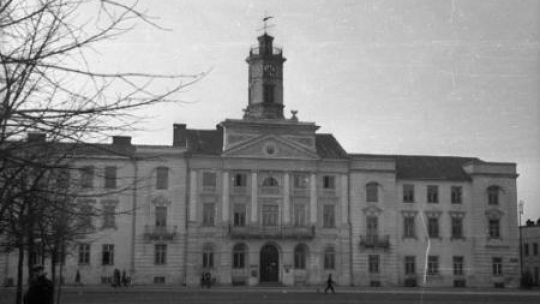 Klasycystyczny ratusz przy Starym Rynku w Płocku. Fot. PAP/CAF