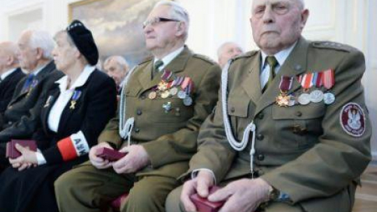 Weterani odznaczeni przez prezydenta Bronisława Komorowskiego. Fot. PAP/J. Turczyk
