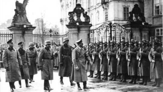 Adolf Hitler na Hradczanach. Praga. 15 marca 1939. Fot. wikimedia commons/ Bundesachiv Bild