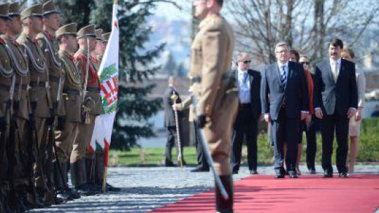 Prezydent Bronisław Komorowski i prezydent Węgier Janos Ader podczas powitania w Pałacu Sandora. Fot. PAP/J. Turczyk
