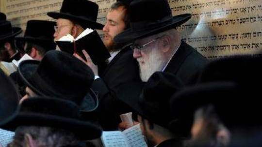 Ortodoksyjni Żydzi modlą się przy grobie Elimelecha Weissbluma na cmentarzu w Leżajsku. Fot. PAP/D. Delmanowicz